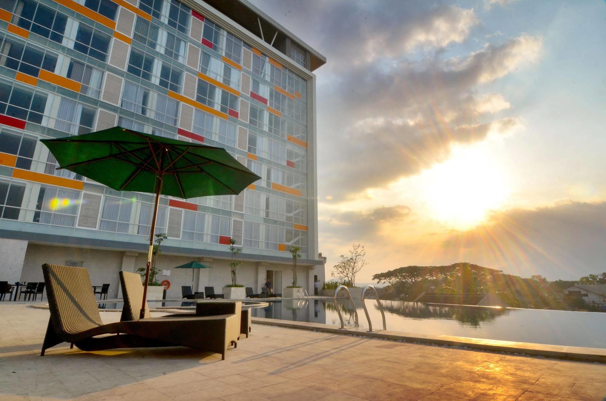 Ascent Premiere Hotel And Convention Malang Exterior foto