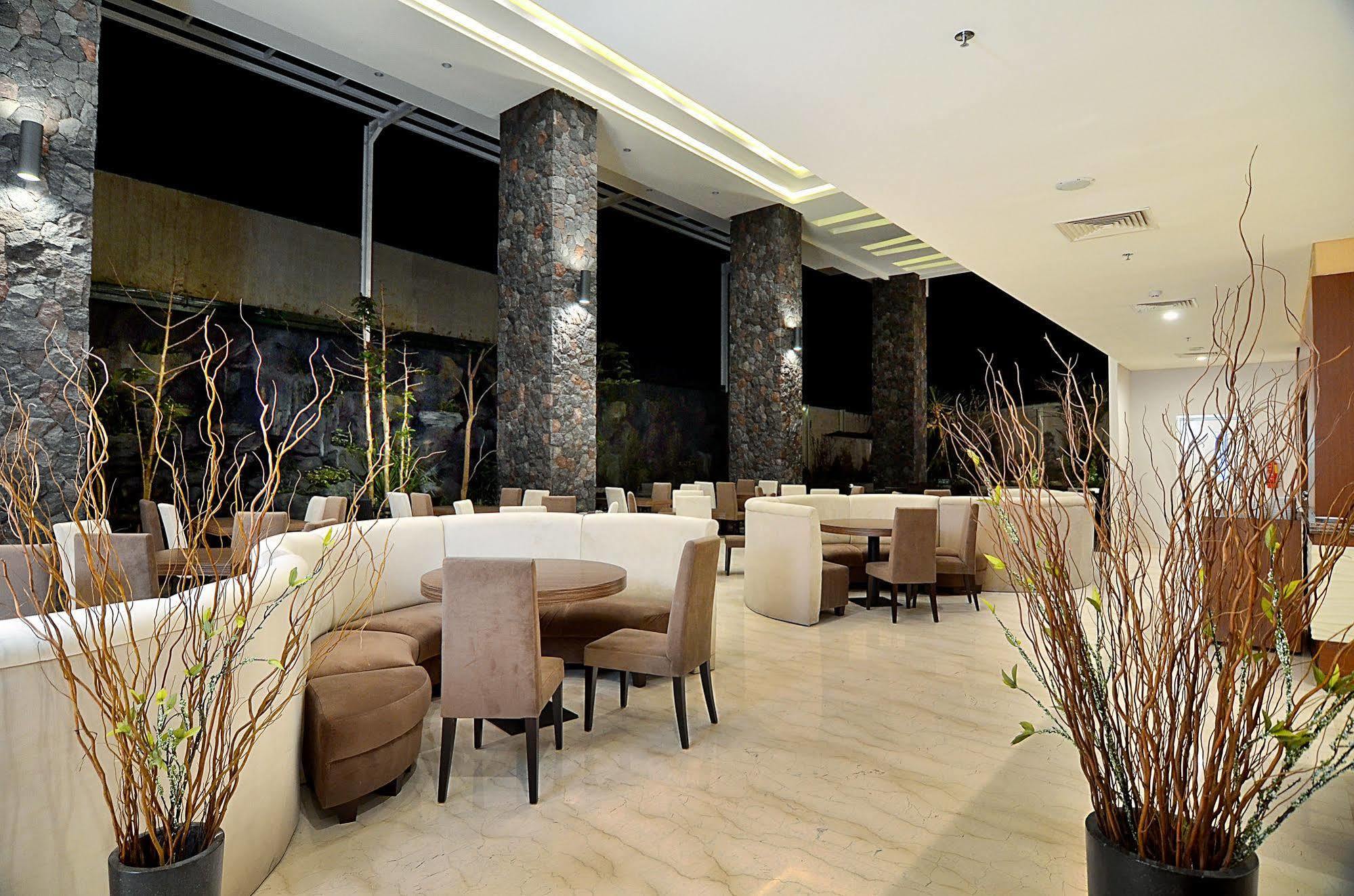 Ascent Premiere Hotel And Convention Malang Exterior foto